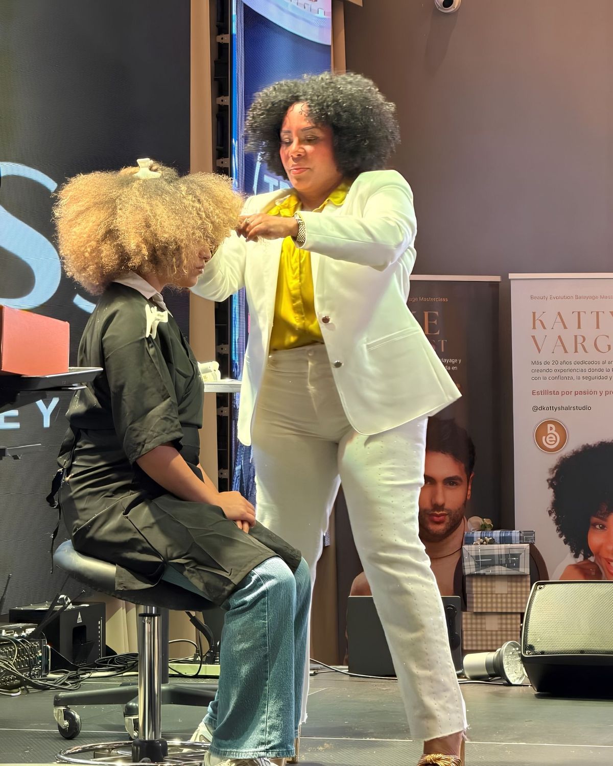 DKattys enseñando una técnica de balayage en un evento en vivo
