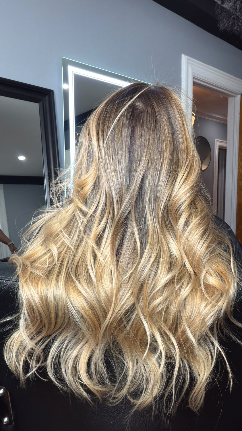 Balayage rubio cálido con dimensión y movimiento