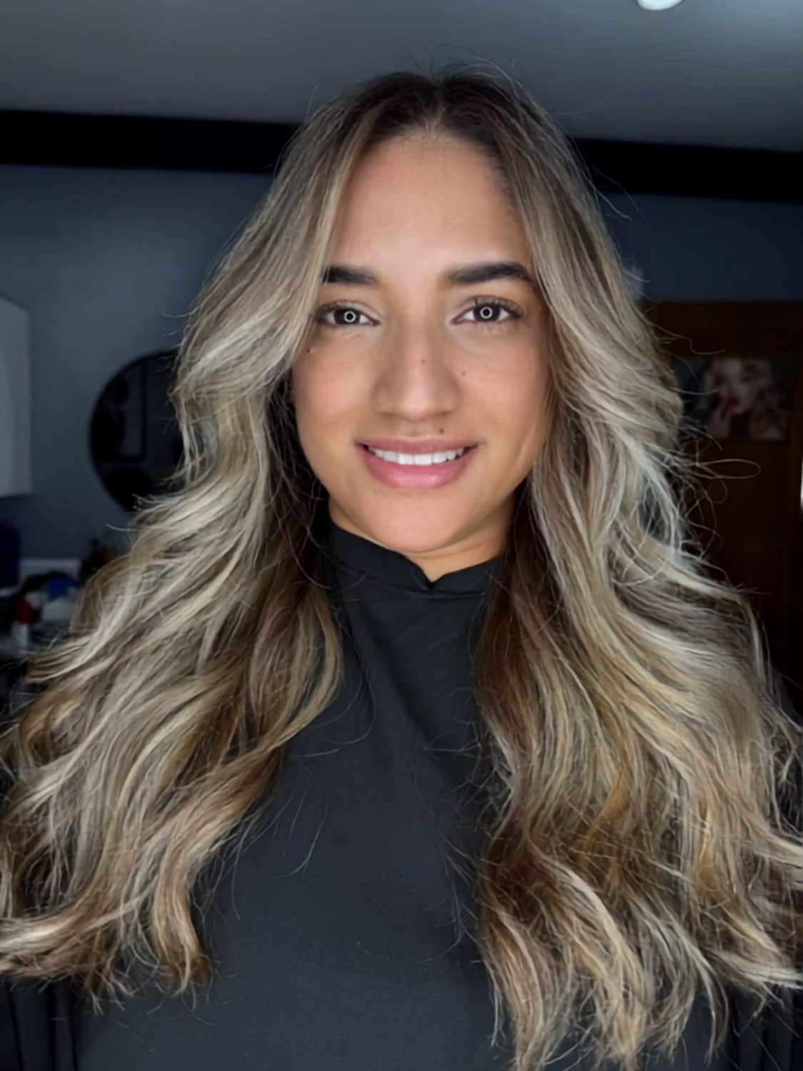 Balayage rubio con capas largas y movimiento