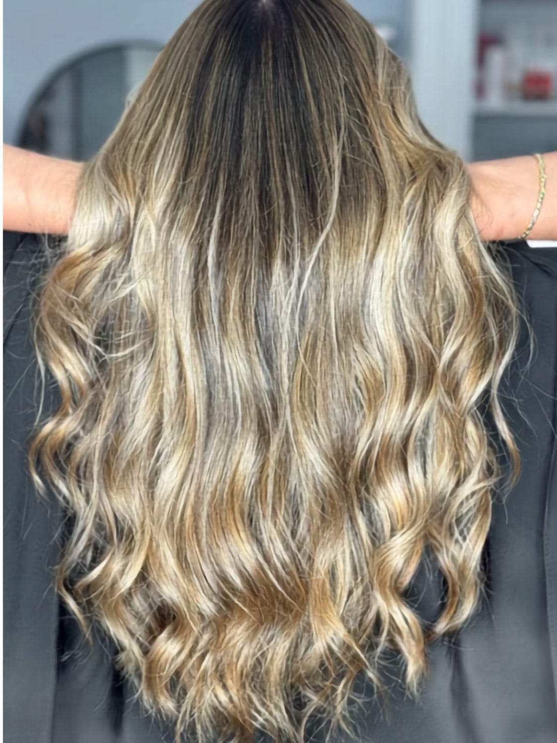 Balayage rubio con ondas y brillo