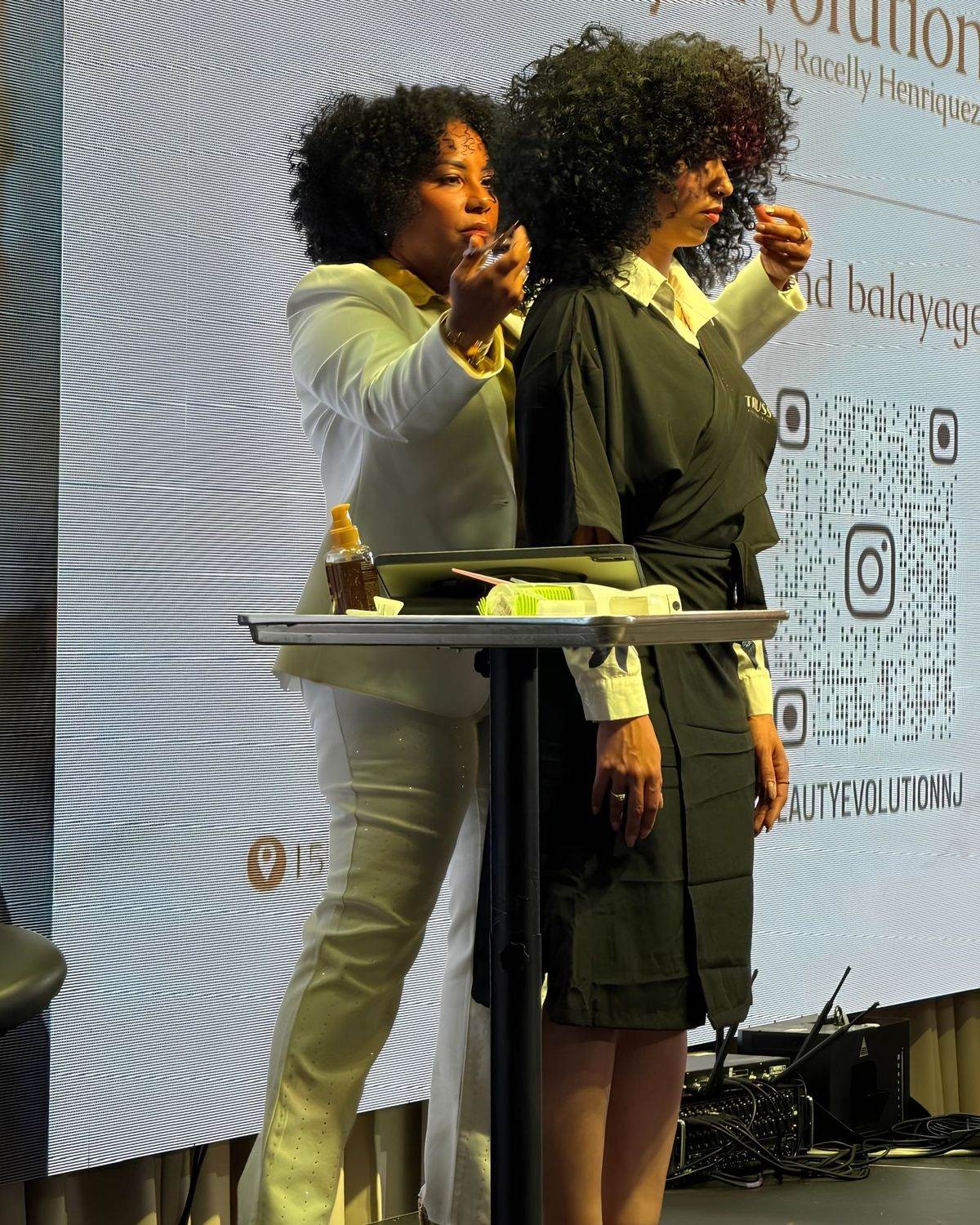 DKattys enseñando técnica de balayage a otra estilista en un evento educativo