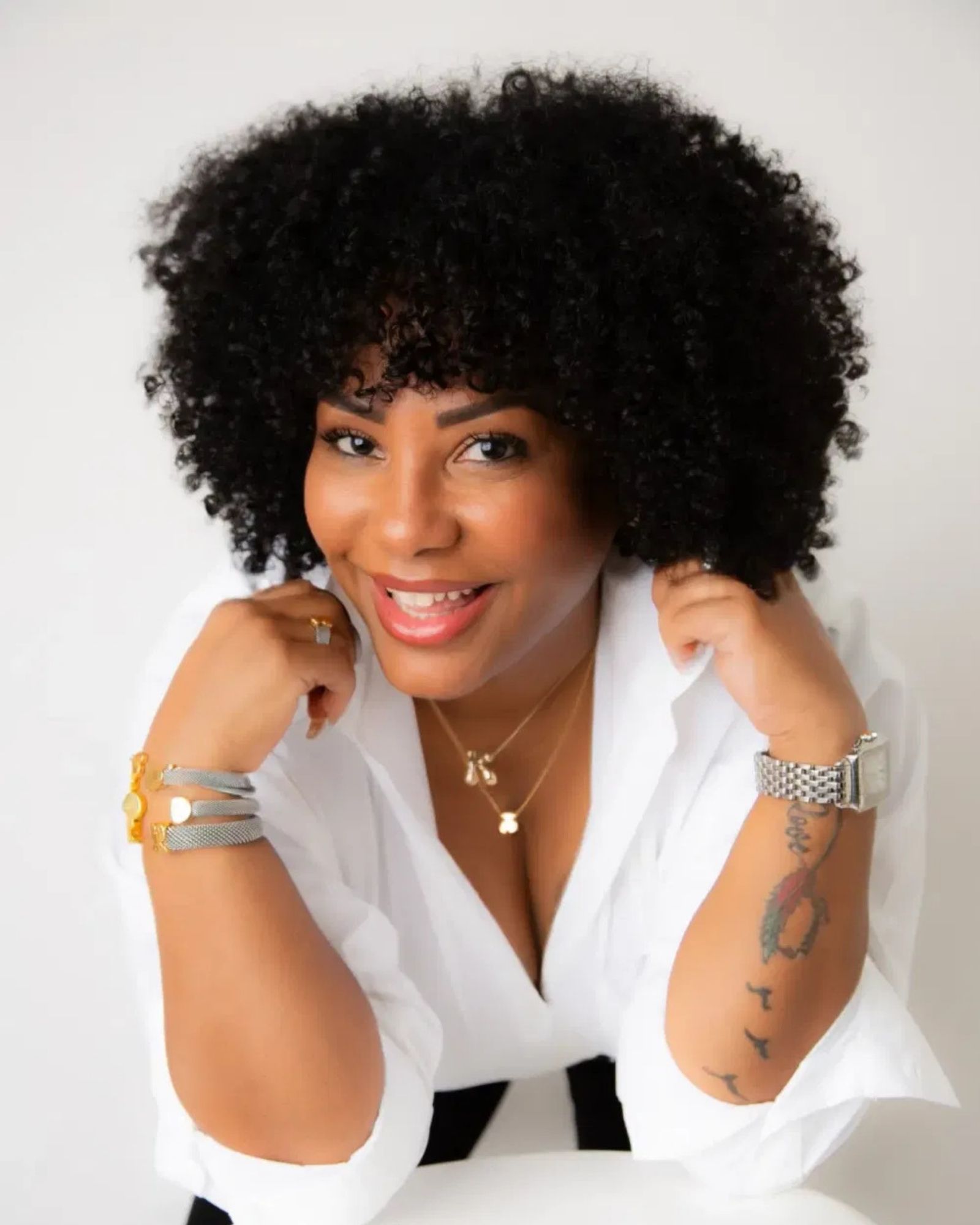 DKattys, estilista de DKatty's Hair Studio, sonriendo